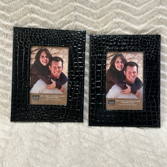 Set of Two 4x6 Photo Frames,  Shiny Black Faux Crocodile , Plastic front - Picture 1 of 6